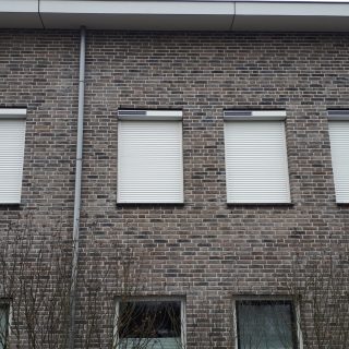 solar rolluiken wit rolluiken appartement Nijmegen op zonne energie rolluik Frema zonwering Rhenen Veenendaal Ede Wageningen Utrecht Gelderland Betuwe eo