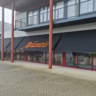 zonwering in Arnhem Neos uitvalschermen restaurant horeca reclame bedrukking Atlantis Arnhem Frema zonwering Rhenen Veenendaal Ede Wageningen Utrecht Gelderland Betuwe e.o. 1