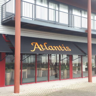 zonwering in Arnhem Neos uitvalschermen restaurant horeca reclame bedrukking Atlantis Arnhem Frema zonwering Rhenen Veenendaal Ede Wageningen Utrecht Gelderland Betuwe e.o. 2